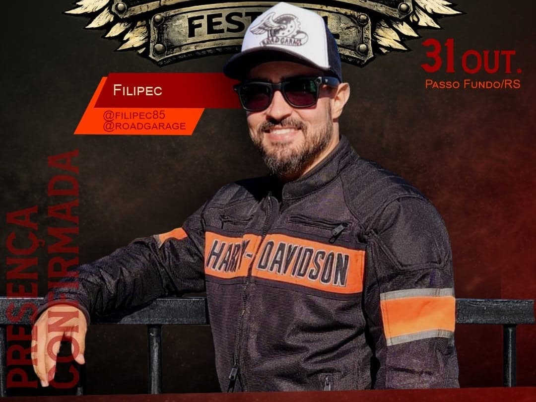 Card oficial do festival com Filipec encostado em uma Harley-Davidson